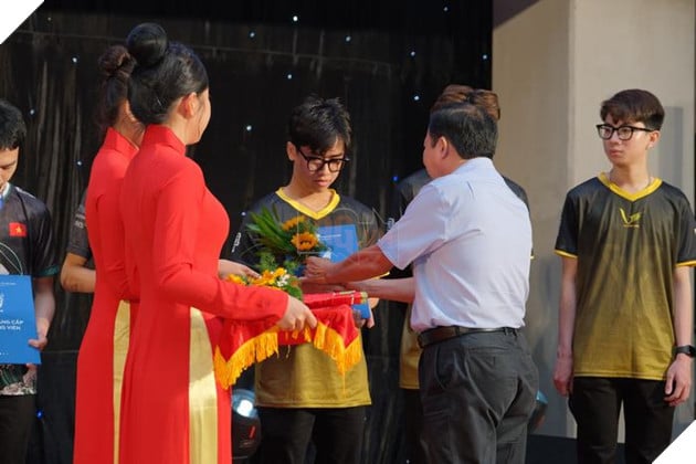 Lần đầu tiên phong đẳng cấp VĐV Kiện tướng tại lễ vinh danh Thể thao Điện tử Việt Nam năm 2023 2