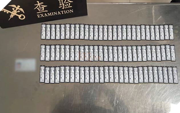 Hải quan Trung Quốc bắt giữ người đàn ông buôn lậu 84 ổ SSD được dán trong xe điện 4
