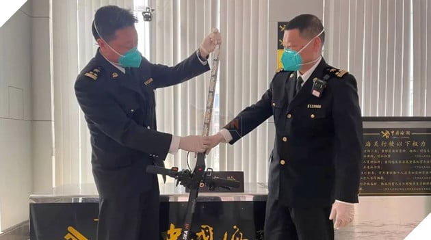 Hải quan Trung Quốc bắt giữ người đàn ông buôn lậu 84 ổ SSD được dán trong xe điện