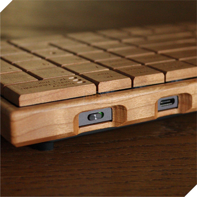 Chiêm ngưỡng bộ bàn phím được làm bằng gỗ nguyên khố vô cùng sang trọng và đẹp mắt