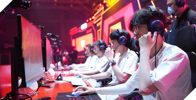 LMHT: Nữ BLV bình chọn MVP cho TheShy khiến cộng đồng LPL phẫn nộ