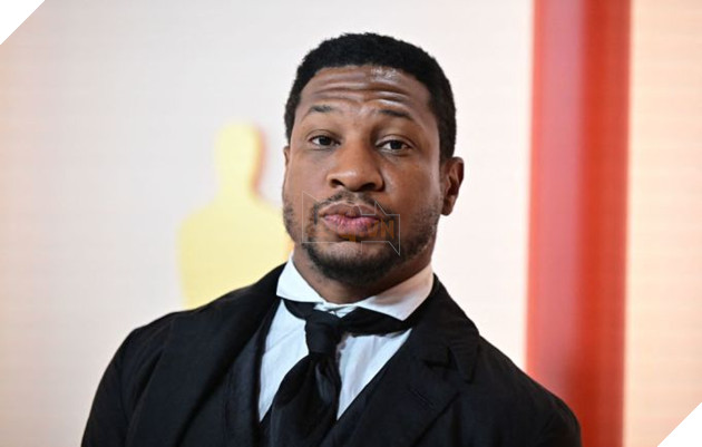 Nam diễn viên Hoa Kỳ Jonathan Majors tham dự Lễ trao giải Oscar thường niên lần thứ 95 tại Nhà hát Dolby ở Hollywood, California vào ngày 12 tháng 3 năm 2023. (Ảnh của Frederic J. Brown / AFP) (Ảnh của FREDERIC J. BROWN/AFP qua Getty Images)