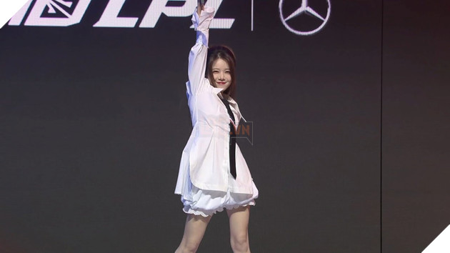 LMHT: Nữ MC LPL cosplay thành Shenhe của Genshin Impact khiến fan xao xuyến