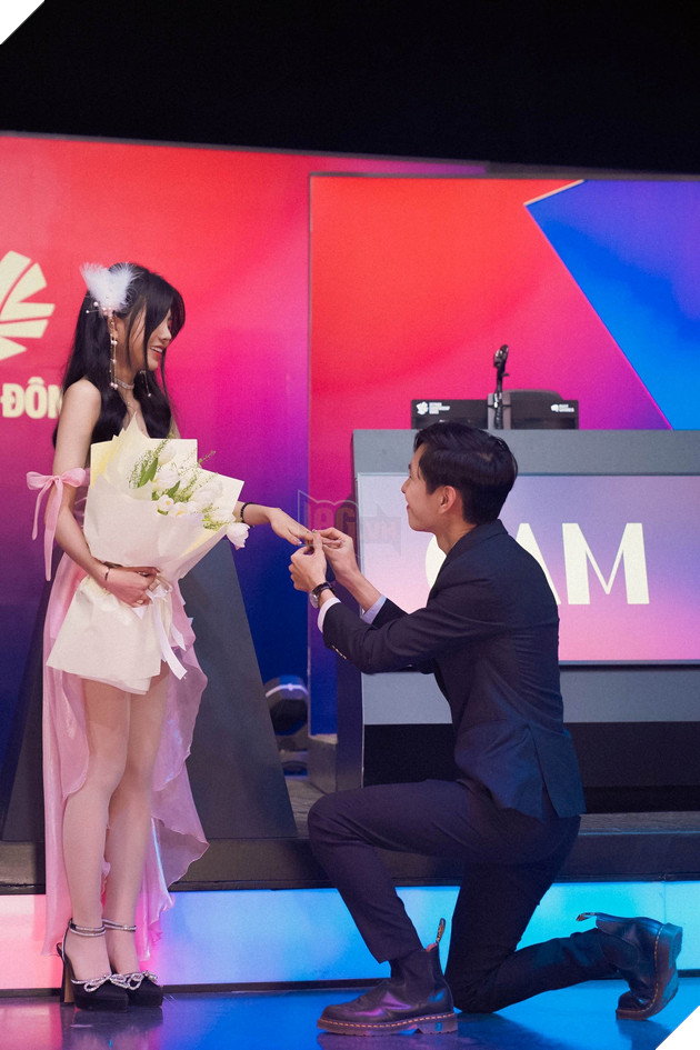 BLV Văn Tùng chính thức cầu hôn Mai Dora ngay sân khấu VCS Mùa Xuân 2023 2