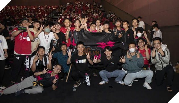 Bầu không khí bùng nổ như Bom Tấn tại chung kết VCS Hừng Đông 2023 24