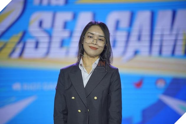 SEA Games 32: Phỏng vấn cô nàng MC tài năng Rozar Chour một mình cân 3 môn Esports