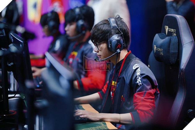 LMHT: BLV Hoàng Luân hé lộ việc một số đội tuyển VCS có khả năng giải thể vì kinh tế eo hẹp