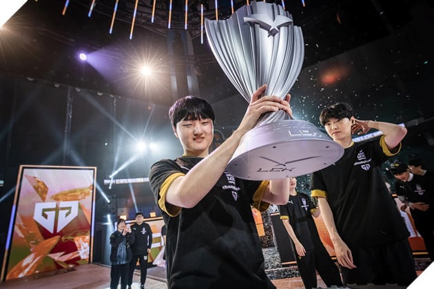 LMHT: Peyz được gia đình ủng hộ việc chơi game, thuê cả gia sư để cày rank thần tốc