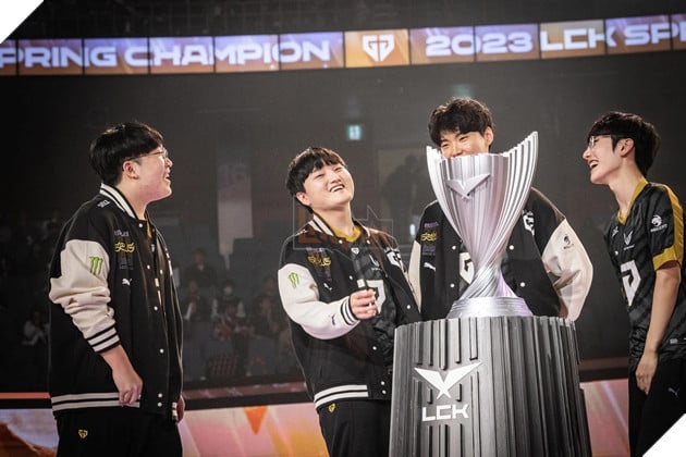 LMHT: Peyz được gia đình ủng hộ việc chơi game, thuê cả gia sư để cày rank thần tốc