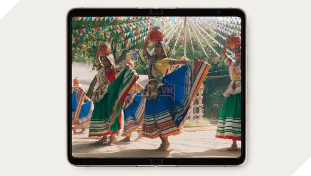 Google chính thức trình làng Pixel Fold, cạnh tranh trực tiếp với Samsung Galaxy