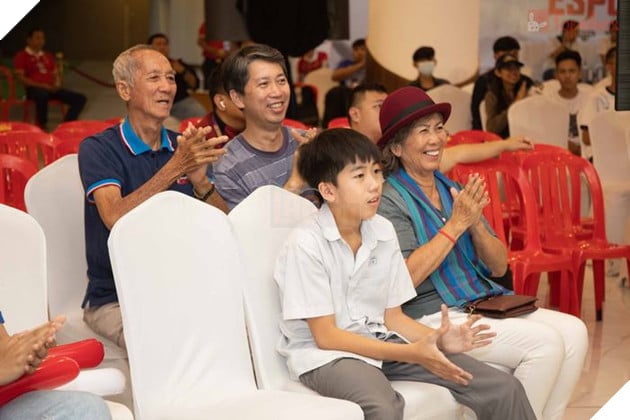 SEA Games 32: Sức hút của thể thao điện tử lan tỏa đến các cổ động viên lớn tuổi 4