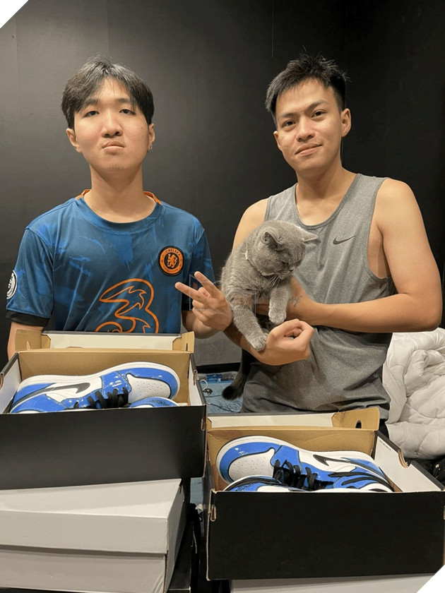 Glory mang tông lào đi họp đội tuyển LMHT Việt Nam, Team Whales loạt giày xịn sò để bù đắp