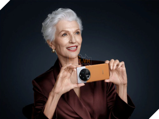 Mẹ của Elon Musk trở thành gương mặt đại diện cho mẫu điện thoại đến từ Trung Quốc