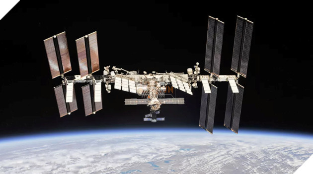 Phi hành gia NASA tái chế thành công nước tiểu và mồ hôi thành nước uống 