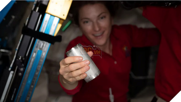 Phi hành gia NASA tái chế thành công nước tiểu và mồ hôi thành nước uống 