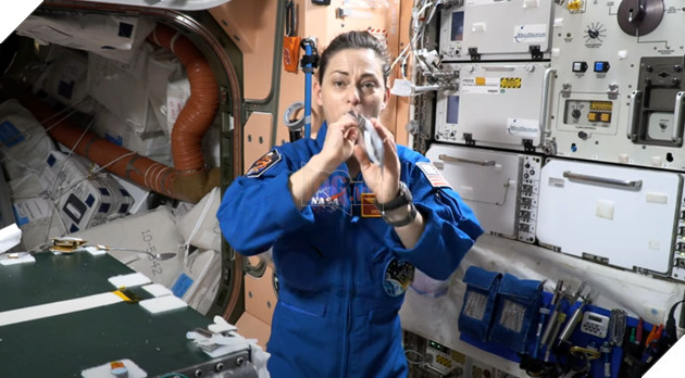 Phi hành gia NASA tái chế thành công nước tiểu và mồ hôi thành nước uống 