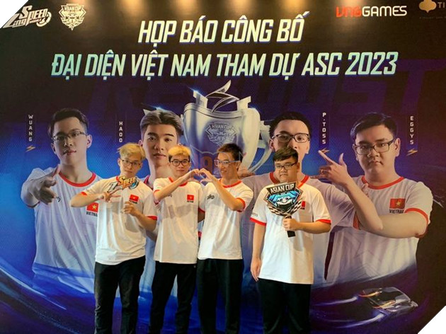 A group of people posing for a pictureDescription automatically generated with medium confidence