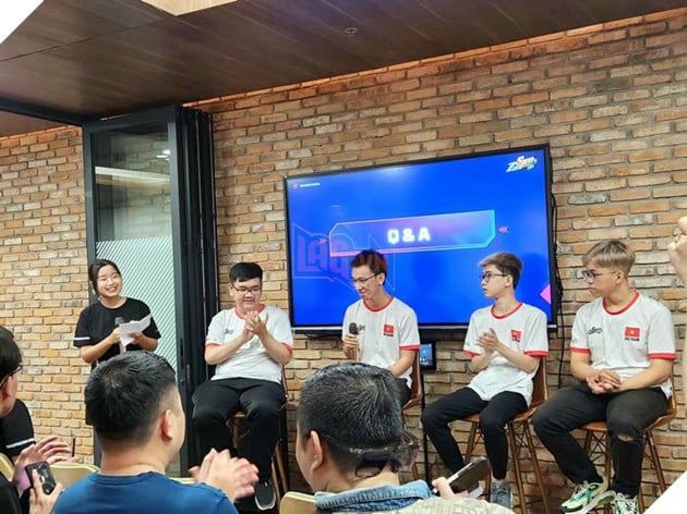 A group of people sitting in chairs in front of a brick wallDescription automatically generated with medium confidence