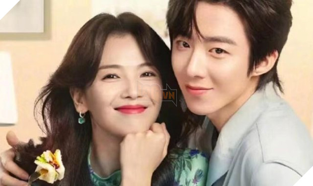 Nữ chính U50 vẫn cố đóng vai ngôn tình bên trai trẻ khiến người xem hoang mang cực độ