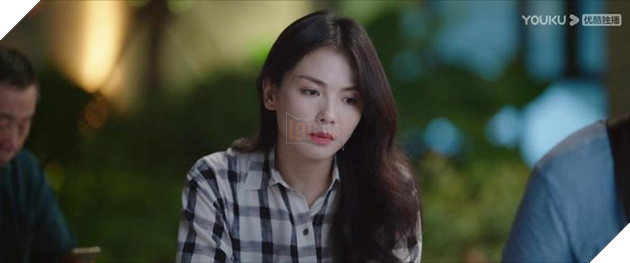 Nữ chính U50 vẫn cố đóng vai ngôn tình bên trai trẻ khiến người xem hoang mang cực độ