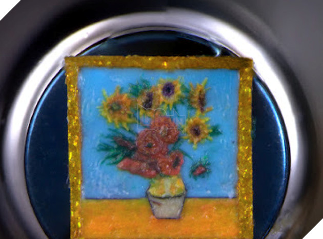 Chiếc đồng hồ đính các tác phẩm của danh hoạ Vincent van Gogh được bán với giá 193.00 USD