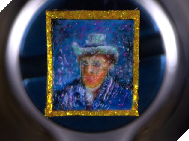 Chiếc đồng hồ đính các tác phẩm của danh hoạ Vincent van Gogh được bán với giá 193.00 USD