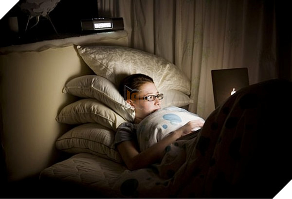 Cày phim xuyên đêm - thói quen xấu của người trẻ