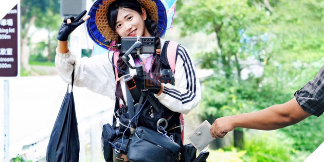 Livestream đi du lịch, nữ streamer nổi tiếng liên tục bị quấy rối