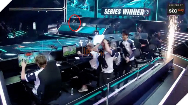 Tuyển thủ DOTA 2 ăn mừng sớm để rồi bị lội ngược dòng một cách không thể nào muối mặt hơn 4