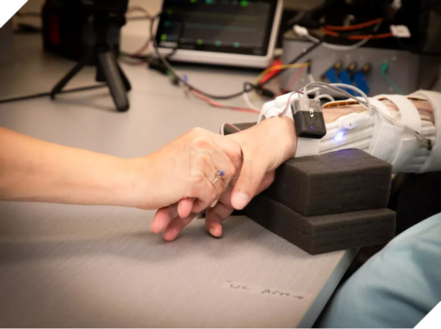 Cấy chip AI vào não giúp người liệt lấy lại được cảm giác và cử động trở lại