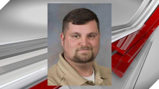 Thu thập thẻ bài Pokemon theo cách không giống ai, nam cảnh sát đối diện án tù