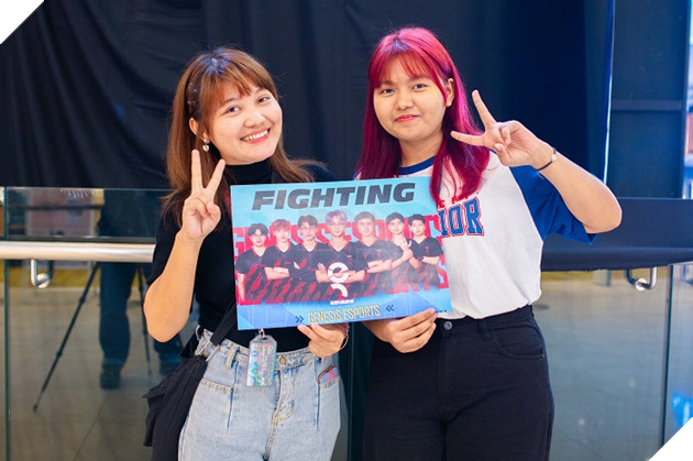 Gặp gỡ những cô nàng fan cứng của Genesis Esports, đội tuyển đầy duyên nợ với Dingoz Xavier 2