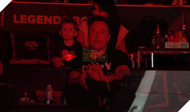 Xuất hiện tại giải Valorant, Elon Musk bị khán giả chê bai và yêu cầu mang Twitter trở lại