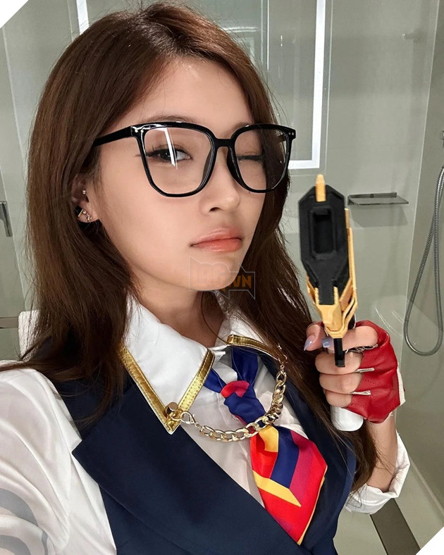 Nữ streamer thay đổi hình tượng sang kín cổng cao tường nhưng game thủ vẫn hết mực mê mẩn