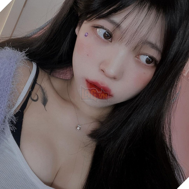 LMHT: Cô nàng tố cáo Mystic lài ai? Một gương mặt quen thuộc với phong cách cực gợi cảm