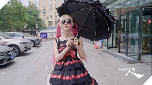 "Trai thẳng" đã có gia đình có sở thích trang điểm, mặc váy công chúa đi làm hàng ngày