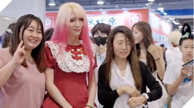 "Trai thẳng" đã có gia đình có sở thích trang điểm, mặc váy công chúa đi làm hàng ngày