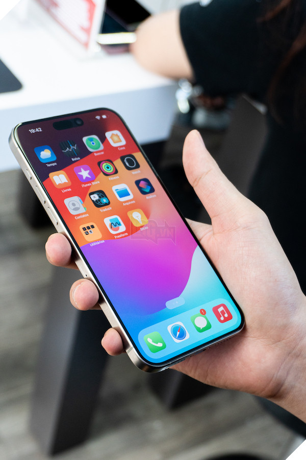 Review iPhone 15 Pro Max Titanium đầu tiên ở Việt Nam có giá lên đến 70 triệu đồng