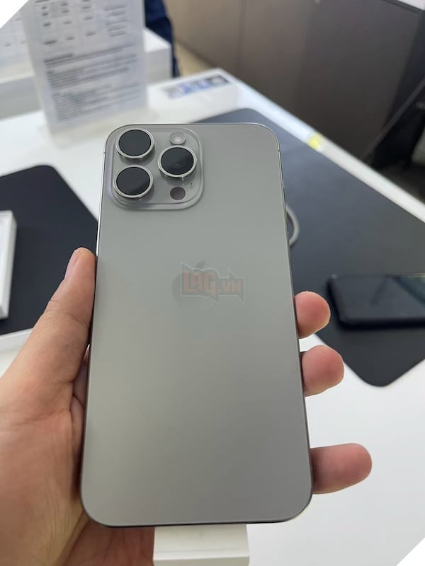 Review iPhone 15 Pro Max Titanium đầu tiên ở Việt Nam có giá lên đến 70 triệu đồng