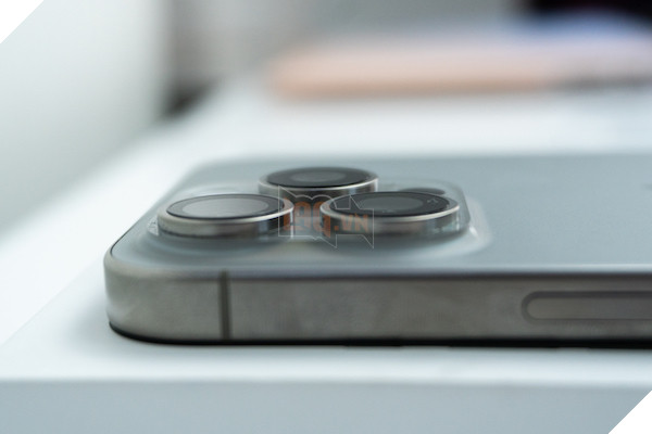 Review iPhone 15 Pro Max Titanium đầu tiên ở Việt Nam có giá lên đến 70 triệu đồng