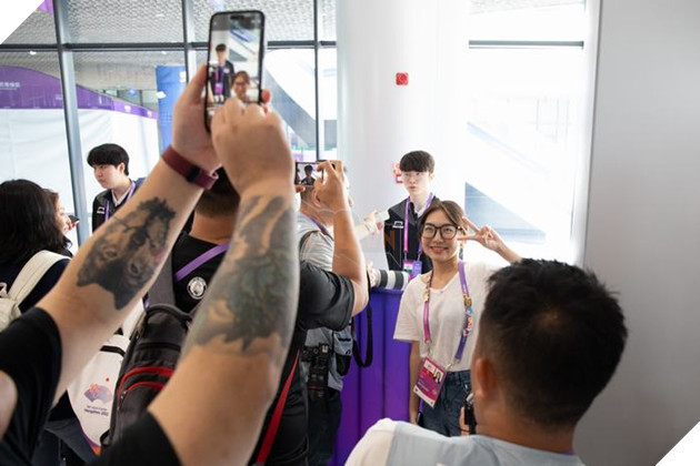 Asian Games 2022: Trung - Hàn đại chiến Bán kết LMHT, hàng trăm Fangirl chờ được nhìn thấy Faker 7