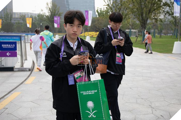 Asian Games 2022: Trung - Hàn đại chiến Bán kết LMHT, hàng trăm Fangirl chờ được nhìn thấy Faker 16