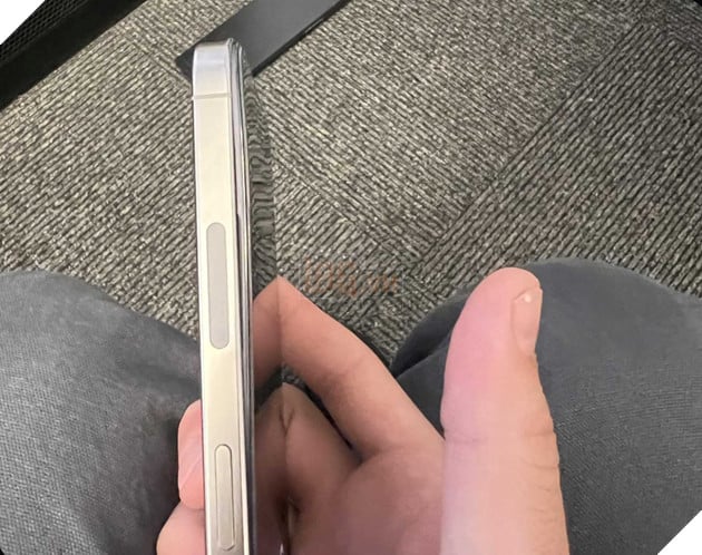 iPhone 15 Pro đầu tiên trên thế giới bị phồng pin 