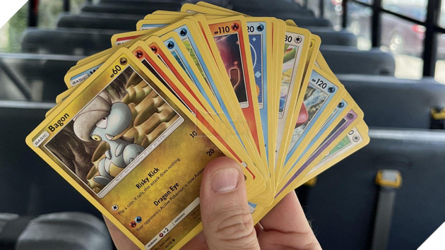 Ấm lòng người tài xế xe bus tặng những thẻ bài Pokemon miễn phí cho những đứa trẻ