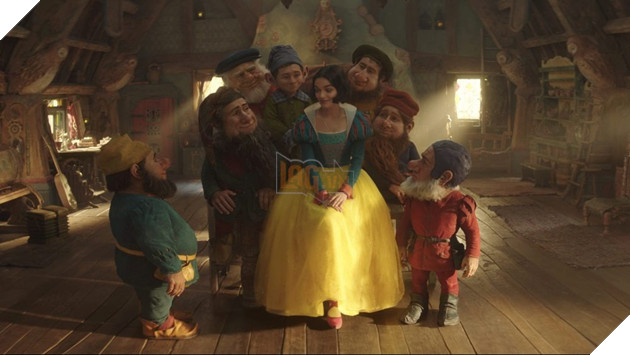 Snow White live-action tung bức ảnh chính thức dập tan đồn đoán về 7 chú lùn Disneys-Snow-White_TGEY