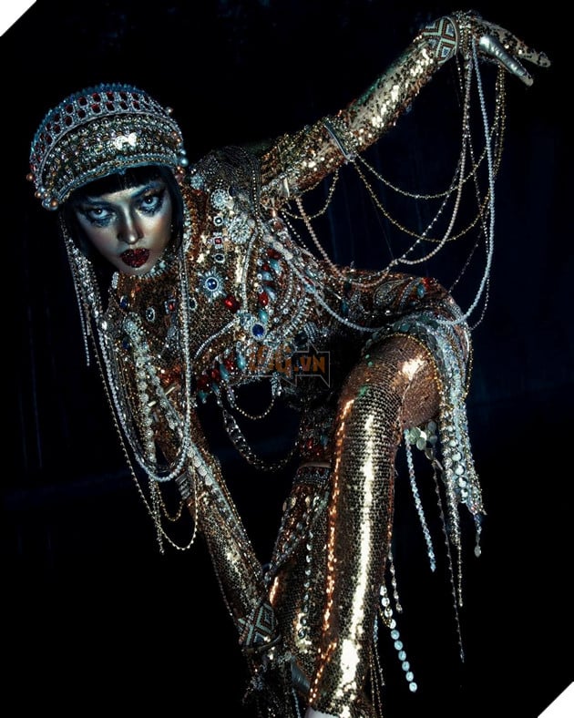 Châu bùi cosplay Golden Woman trong series Love, Death & Robots đầy ấn tượng 2