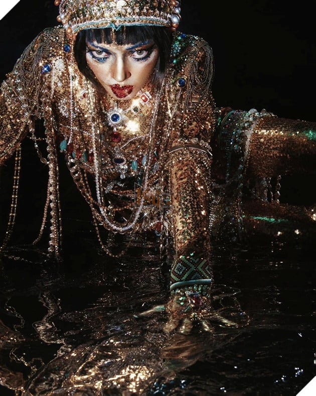 Châu bùi cosplay Golden Woman trong series Love, Death & Robots đầy ấn tượng 4