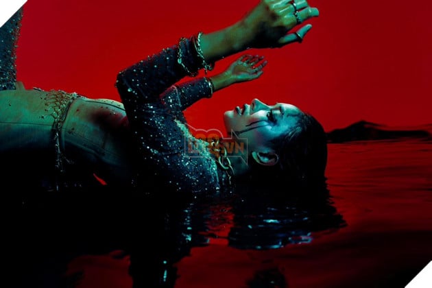 Châu bùi cosplay Golden Woman trong series Love, Death & Robots đầy ấn tượng 5