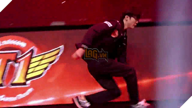 Bắt chước hành động của Faker để lấy hên, nữ tuyển thủ vẫn bị đối phương hành cho ra bã