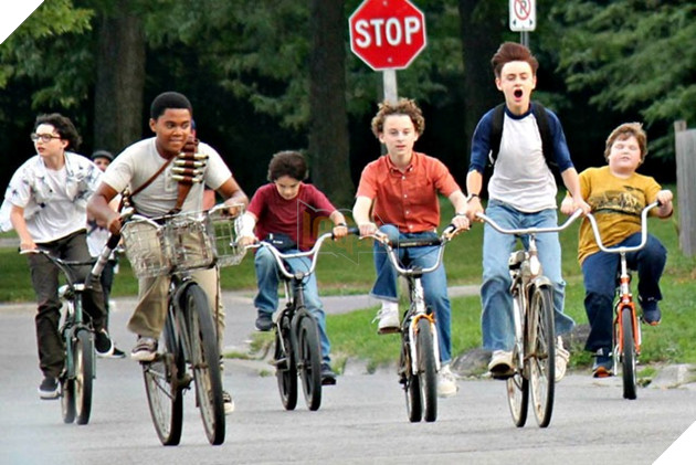 Cái nhìn đầu tiên về phần tiền truyện của It, Welcome To Derry được tiết lộ Losers-club-it-bikes_WUWQ